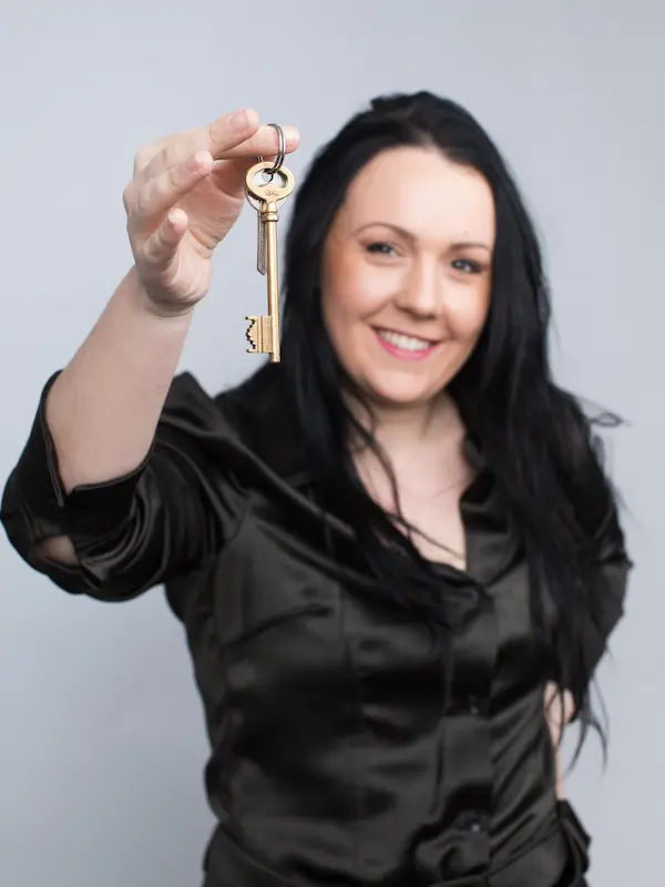 Camille, gérante de la conciergerie Ambiances et Destinations, lors d'une remise de clés à un voyageur en Touraine
